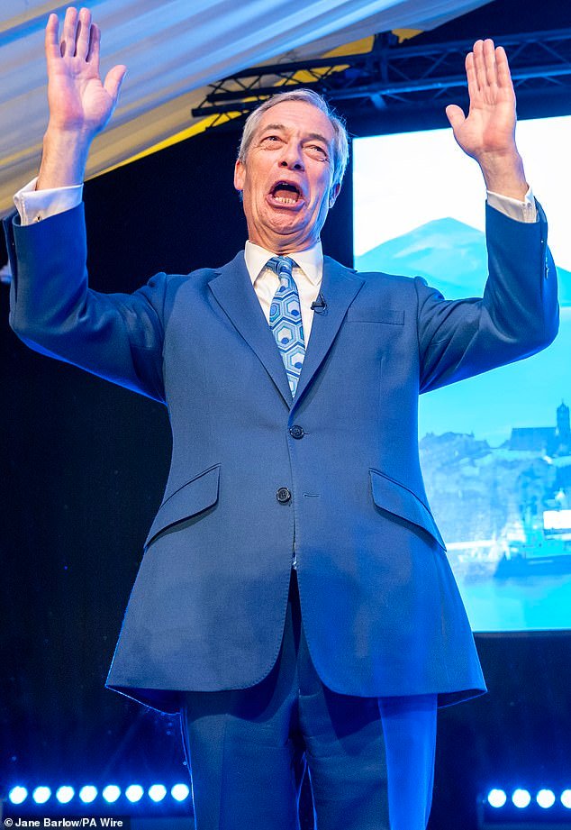 Nigel Farage critica al ayuntamiento por ofrecer consejos a sus empleados durante su visita a su ciudad: “Son personas patéticas y débiles que no entienden la democracia”. Todos deberían ser despedidos.