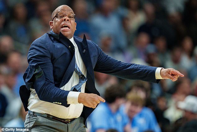 Carolina del Norte revisa la actuación del entrenador de baloncesto Hubert Davis después de la derrota de March Madness de Tar Heels