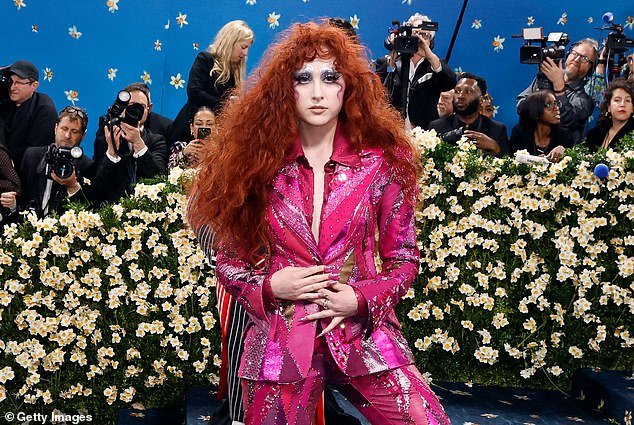 Chappell Roan es acusado de “dejar llorando a la hija de 11 años de Jude Law y utilizar a un guardia de seguridad para amenazarla”