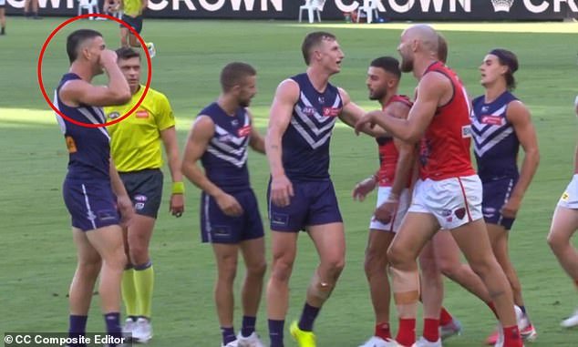 Revive el feo momento en que la estrella del fútbol lleva demasiado lejos su trineo ‘llorón’ mientras intenta traerle terribles recuerdos familiares a su rival.