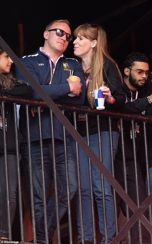 Angela Rayner y su novio participaron borrachos en una gira de rugby a París donde el exdiputado laborista fue “castigado”… por servir spam y pan a su equipo.