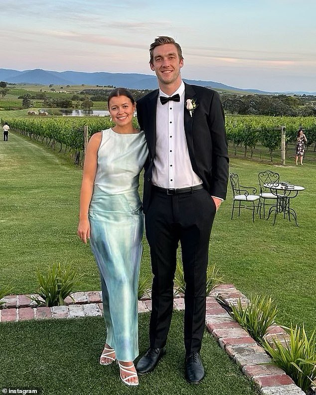 La estrella de la radio acusó a su exnovio, un jugador de la AFL, de intimidarla después de su brutal ataque en línea.