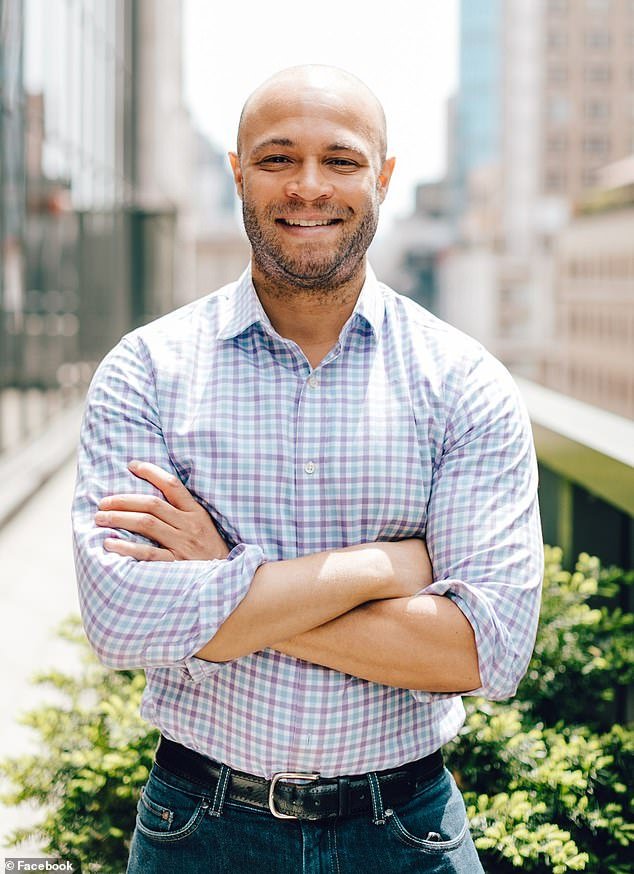 Residentes ultra despiertos obligan a un librero demócrata a dejar su trabajo después de que mostró su apoyo a ICE