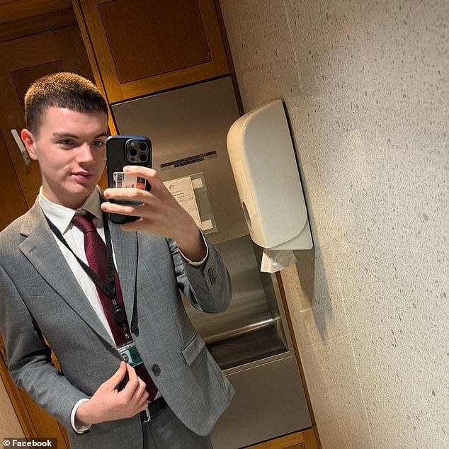 La universidad se ve envuelta en una batalla legal después de que un estudiante de 20 años fuera suspendido por hacer una broma sobre el pañuelo de una activista pro Palestina