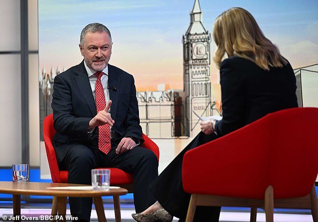 ¡Por favor, que no cunda el pánico! El ministro insiste en que Gran Bretaña puede detener los misiles iraníes a pesar de las preocupaciones sobre la falta de defensa… y “tal como están las cosas” no hay necesidad de racionar el combustible.