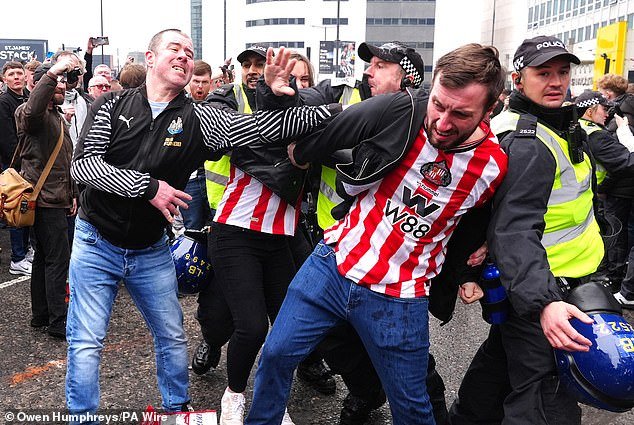 Los fanáticos del Sunderland fueron vistos sosteniendo sus cabezas después de ser golpeados por botellas arrojadas por fanáticos del Newcastle mientras los fanáticos se enfrentaban antes del día del derbi.