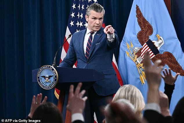 Juez rechaza la política de medios del paranoico Pete Hegseth después de que la Casa Blanca tomara medidas enérgicas contra el acceso a la prensa