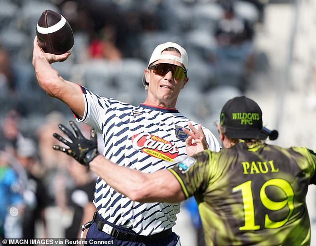 Los fanáticos están convencidos de que Tom Brady, de 48 años, podría regresar a la NFL después de que el legendario mariscal de campo retrocediera los años en el Flag Football Classic.