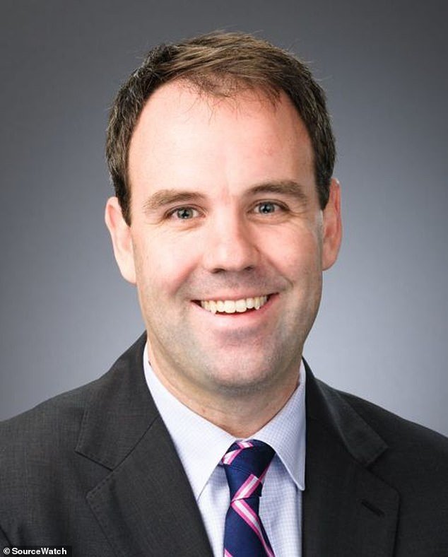 La prestigiosa escuela privada de Nueva Inglaterra, que vale 30.000 dólares al año, se enfrenta a un cierre repentino después de que su fundador milenario pasó años ocultando su deuda de 13 millones de dólares.