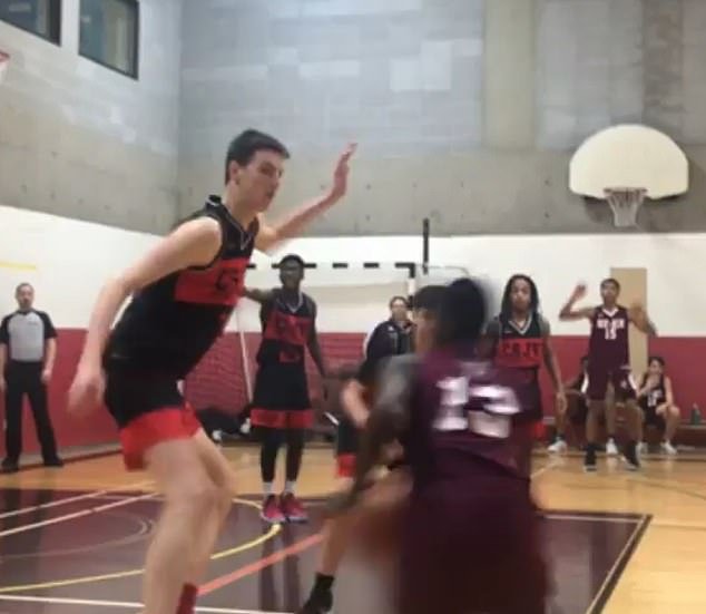 Resurgen imágenes increíbles de la estrella de March Madness, Olivier Rioux, de 7 pies 9 pulgadas, elevándose sobre sus rivales de la escuela secundaria