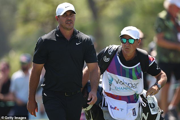 Momento horrible cuando una joven queda atrapada debajo de un carro frente a Brooks Koepka en el Campeonato Valspar
