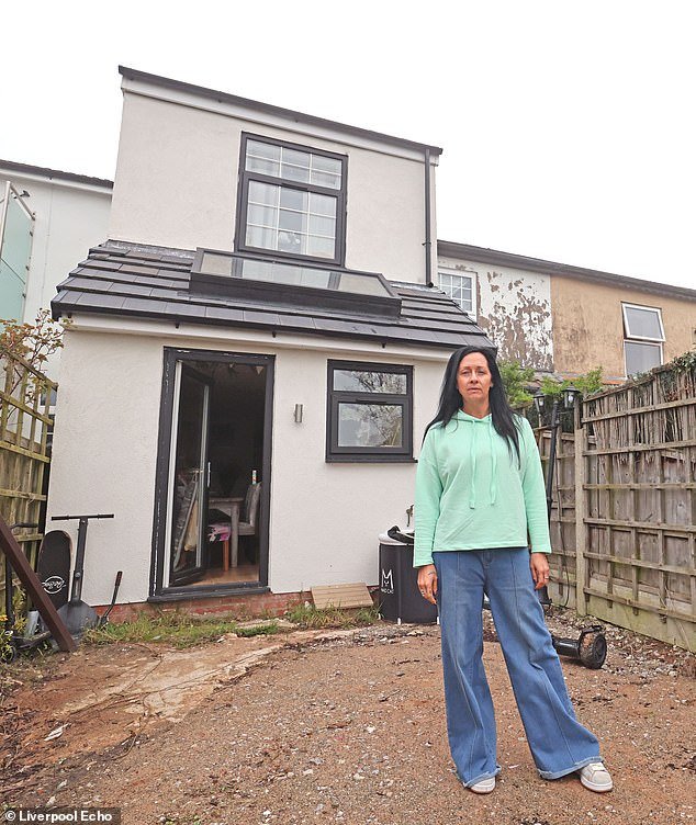 Mamá dice que se enfrenta a la falta de vivienda mientras el ayuntamiento exige que derribe su extensión de £180.000