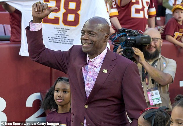El miembro del Salón de la Fama de la NFL Darrell Green, de 66 años, mira el lugar sorpresa del equipo de EE. UU. antes de los Juegos Olímpicos de Los Ángeles 2028
