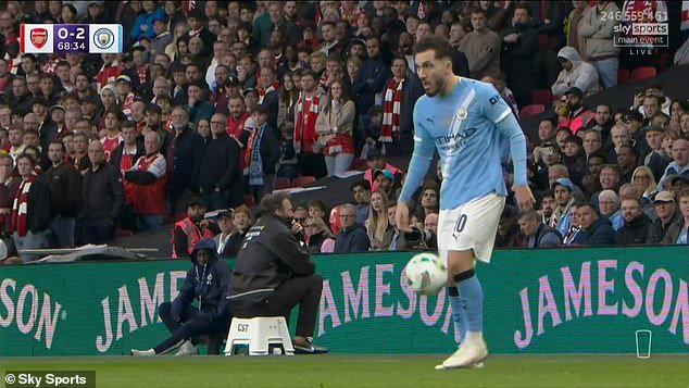 El comportamiento jactancioso de la estrella del Manchester City, Rayan Cherki, en la final de la Copa Carabao hace que el entrenador Pep Guardiola sacuda la cabeza y enfurezca al Arsenal.