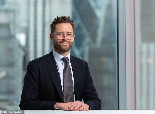 El jefe de un bufete de abogados de la ciudad ordena a sus principales socios abordar el “patrón” de intimidación y acoso sexual