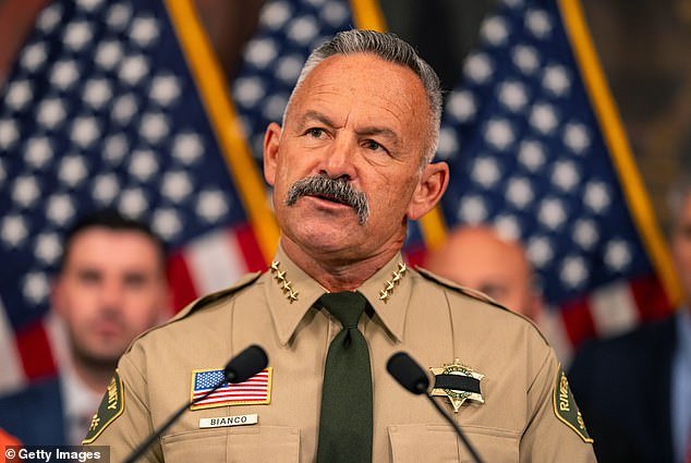 El sheriff de California confisca 650.000 papeletas en medio de una disputa con funcionarios estatales sobre el recuento de votos