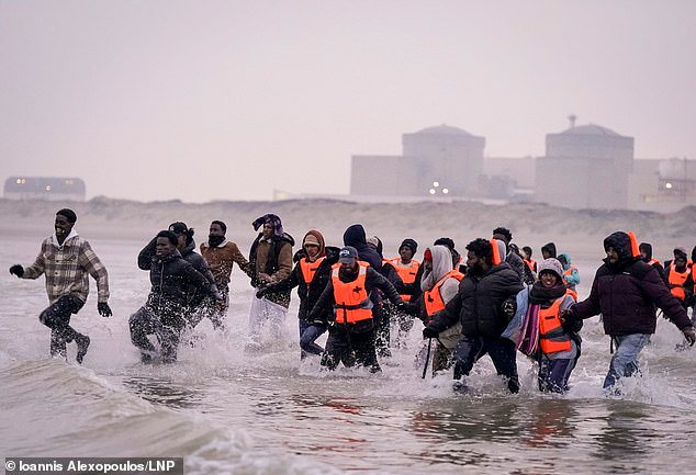 Mahmood planea “deportar a los delincuentes extranjeros y a los solicitantes de asilo rechazados antes de que puedan apelar la decisión”