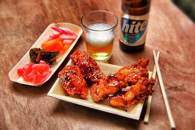 Nueva e impactante incorporación a las diez mejores comidas para llevar de los británicos: la platija y los kebabs de pescado y patatas fritas están listos para