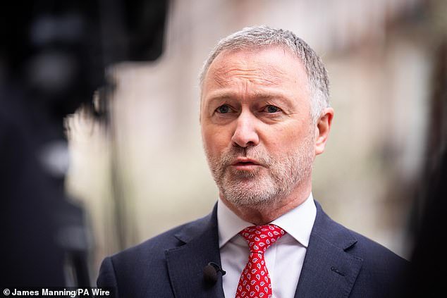 El ministro del Gabinete es calificado de “hipócrita” por hacer que su personal trabaje cuatro días a la semana con el salario completo