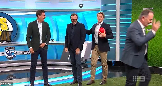 El imán de la controversia del Canal Nueve, Tony Jones, se enoja por la broma de Rebecca Judd de la jugadora de la AFL