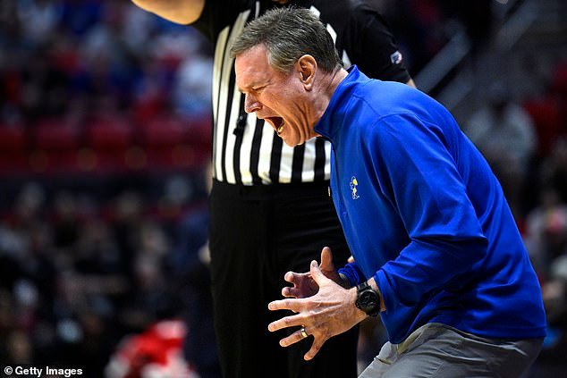 El entrenador de Kansas, Bill Self, esquiva las preguntas sobre el futuro por motivos de salud tras salir del March Madness