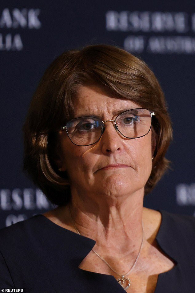 La gobernadora del RBA, Michele Bullock, compra una casa en la playa de 2 millones de dólares el mismo día en que los australianos suben las tasas: “Disfruta del lujo que te mereces”