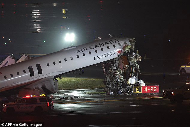 Momento en el que el controlador de tráfico aéreo suplica “Camión 1, pare, pare, pare” antes de que un avión de Air Canada se estrelle contra un vehículo de emergencia en la pista de LaGuardia, matando al piloto y al copiloto.