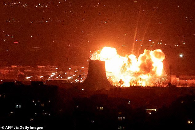 Trump detiene TODOS los ataques a sitios energéticos iraníes después de “muy buenas conversaciones”, mientras que Teherán niega conversaciones con Washington