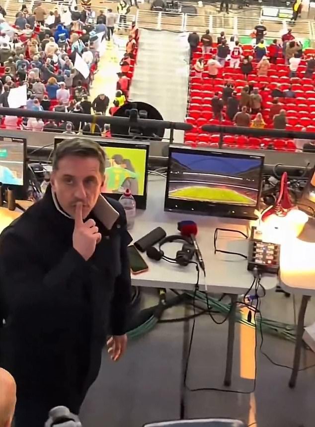 Gary Neville silencia a un aficionado del Manchester City desde el palco de comentaristas del estadio de Wembley tras su aluvión de abusos