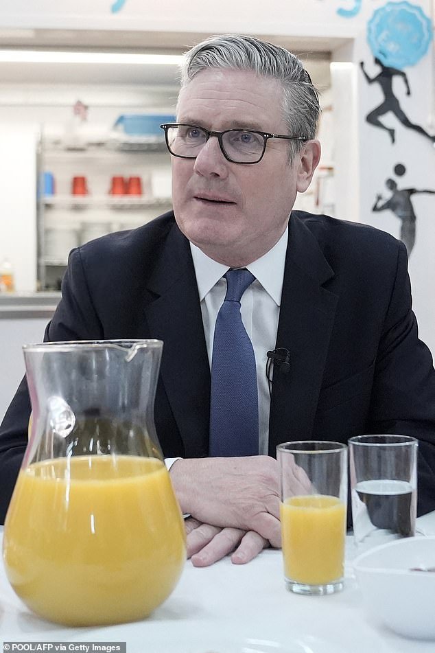 Starmer no dirá si los misiles de Irán pueden alcanzar Londres, ya que afirma que Gran Bretaña está “indefensa”, mientras que el primer ministro pide a Trump que “reduzca la escalada” de la guerra.