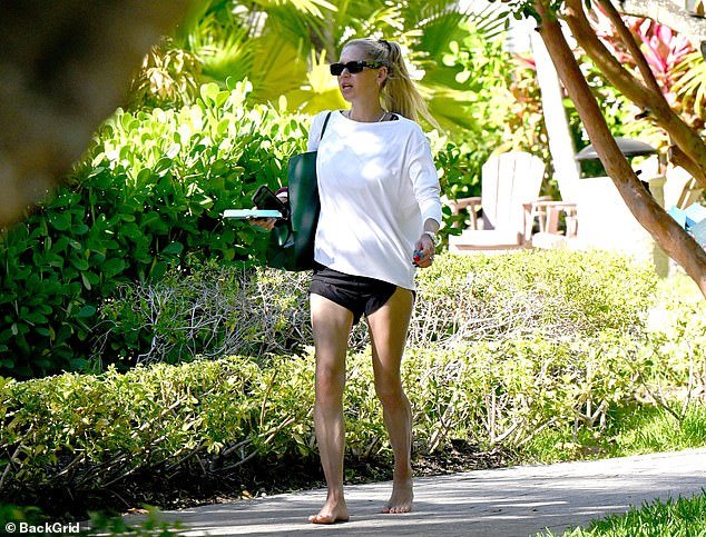 La solitaria ex estrella del tenis Anna Kournikova, de 44 años, fue vista por primera vez desde que dio a luz a su cuarto hijo en diciembre.