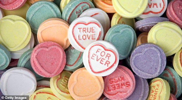 La empresa de confitería que fabrica las icónicas golosinas Love Hearts tendrá que pagar casi £20.000 a los trabajadores que no cobraron el salario mínimo.