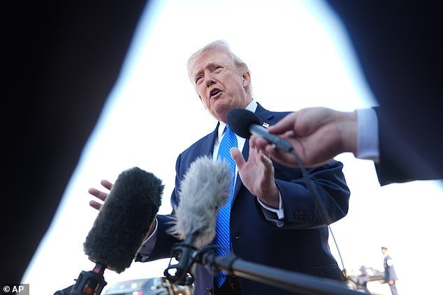 Trump ataca la “pregunta loca” de un periodista sobre el estacionamiento de tropas estadounidenses en Irán y lanza una escalofriante advertencia: “Seguiremos bombardeando”.