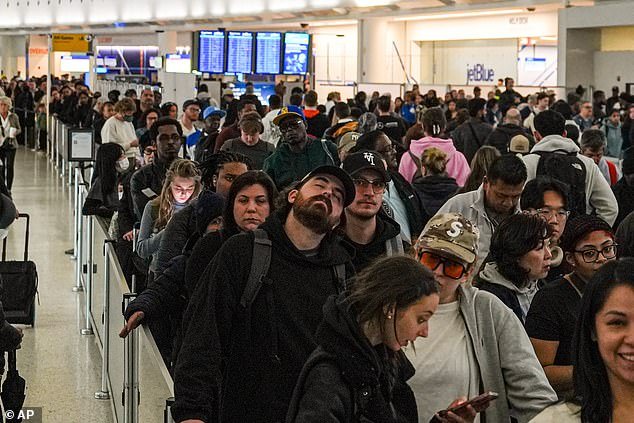 En el infierno del aeropuerto de la TSA, los viajeros están atrapados en enormes colas por hasta CUATRO HORAS después de que Trump prometiera usar ICE para combatir el caos.