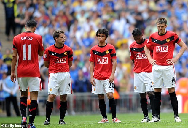 Michael Owen advierte al Man United que serán “linchados” si la decisión de Michael Carrick resulta contraproducente, e insiste en que uno de los fichajes de verano de los Red Devils “no es la solución a largo plazo”.