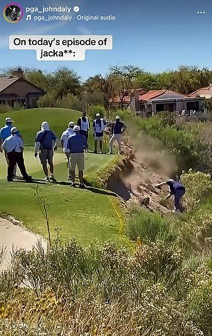 El ícono del golf John Daly cae en escenas preocupantes en un evento para mayores de 50 años después de 16 operaciones en cuatro años, antes de que su caddie se apresurara a salvarlo.