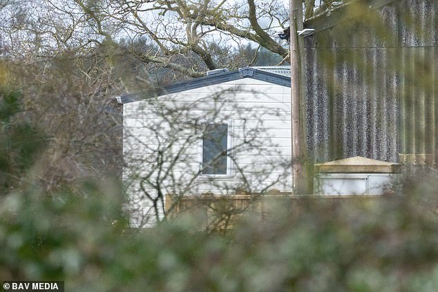 ¡Príncipe del parque de casas rodantes! Andrew Mountbatten-Windsor instala una enorme casa móvil en los terrenos de su nuevo hogar en Norfolk