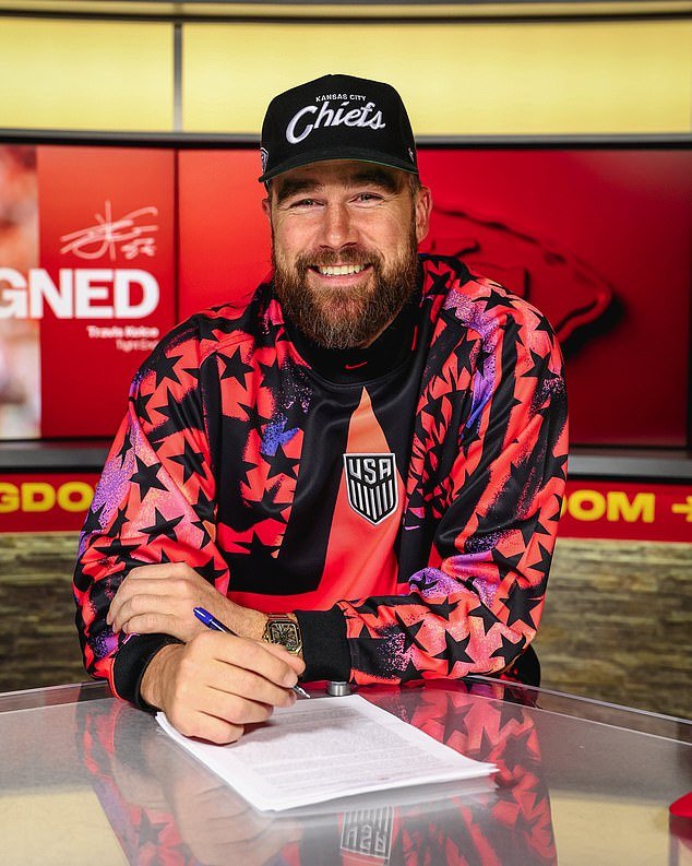 Los fanáticos de los Chiefs quedan atónitos cuando Travis Kelce firma un contrato de tres años para permanecer con Kansas City hasta que tenga casi 40 años.