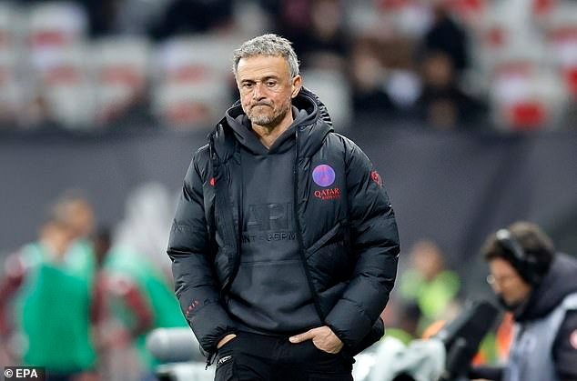 El Paris Saint-Germain va a la guerra con sus rivales de la Ligue 1 mientras los gigantes franceses buscan posponer el partido para tomar ventaja antes de su choque de la Liga de Campeones con el Liverpool.