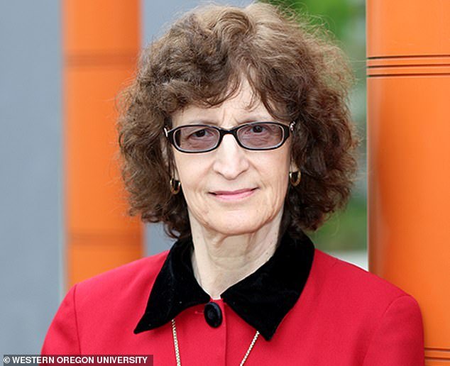 La abuela, de 78 años, está demandando al parque de trampolines de Oregon por $3 millones después de que un niño sobreexcitado chocó contra ella y le rompió la cadera.