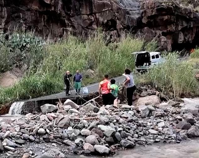Miles de personas han sido evacuadas en las Islas Canarias a medida que más tormentas azotan las islas españolas días antes de las vacaciones de Semana Santa.