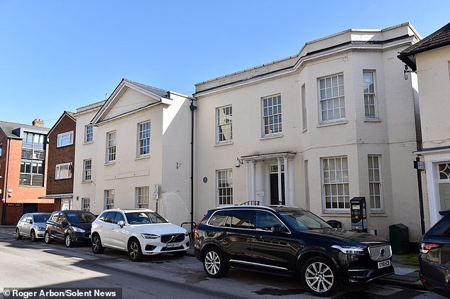 La niña de dos años murió cuando fue atropellada en el camino de entrada por el coche de un amigo de la familia “porque estaba muy emocionado de verla”, según la investigación.