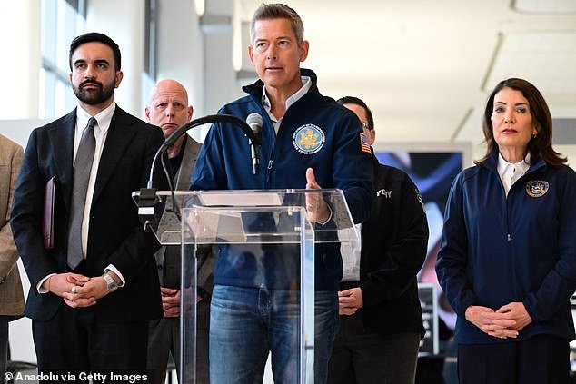 El ministro de Transporte descarta el desagradable rumor sobre lo que sucedió en la torre de control de tráfico aéreo de LaGuardia la noche del fatal accidente de Air Canada.