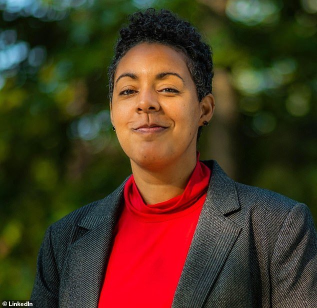 El legislador de Chicago es acusado de culpar a la víctima después de decir que la mujer asesinada “por un inmigrante ilegal” estaba en el “lugar equivocado en el momento equivocado” y “asustó” a su atacante.