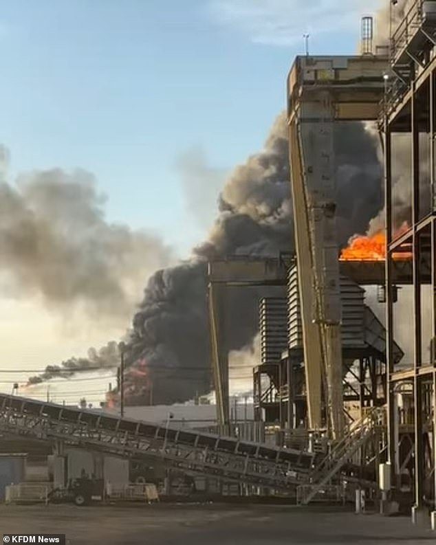 La refinería de petróleo Valeor en Port Arthur, Texas, estalla en llamas, provocando un enorme estallido mientras el humo se eleva por el aire.