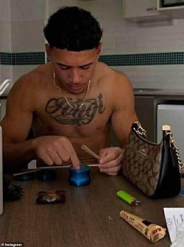 La estrella del fútbol Isaiah Iongi está siendo castigada mientras la NRL toma medidas por las fotos que lo muestran fumando una sustancia misteriosa