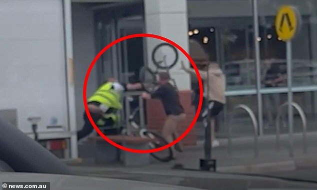 Los australianos exigen un aumento salarial para un guardia de seguridad sensato que defendió a un ladrón en bicicleta