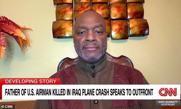 El desconsolado padre de un aviador estadounidense asesinado en Irak revela sus devastadoras últimas palabras por teléfono pocas horas antes de su muerte.