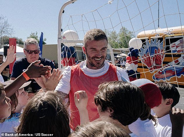 David Beckham lanza una iniciativa para llevar el fútbol a las escuelas de EE. UU. en medio de una disputa con su hijo Brooklyn