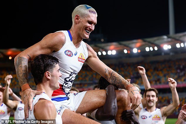 Entra en la impresionante casa de la estrella del fútbol después de que la vendió con una ganancia de 800.000 dólares.